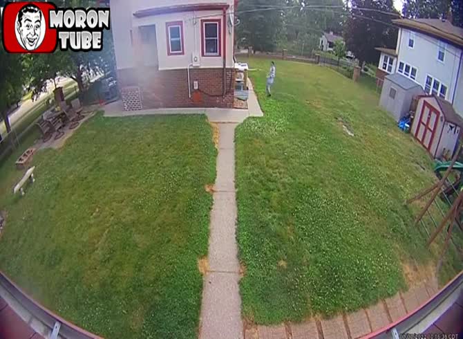 Video :When a thief clings to the gutter in an attempt to enter a house, karma handles the rest